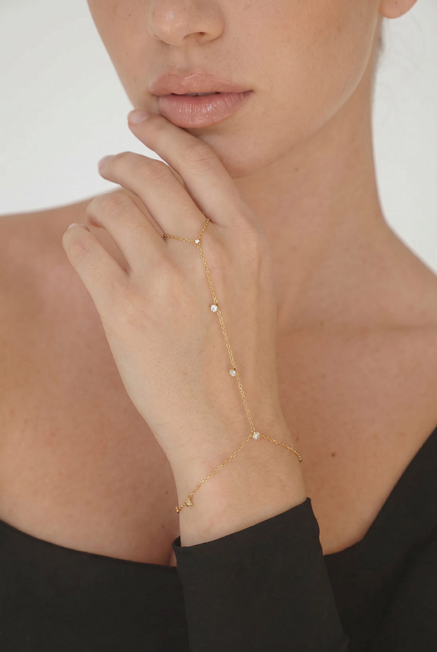 THE STARLIGHT HAND CHAIN
